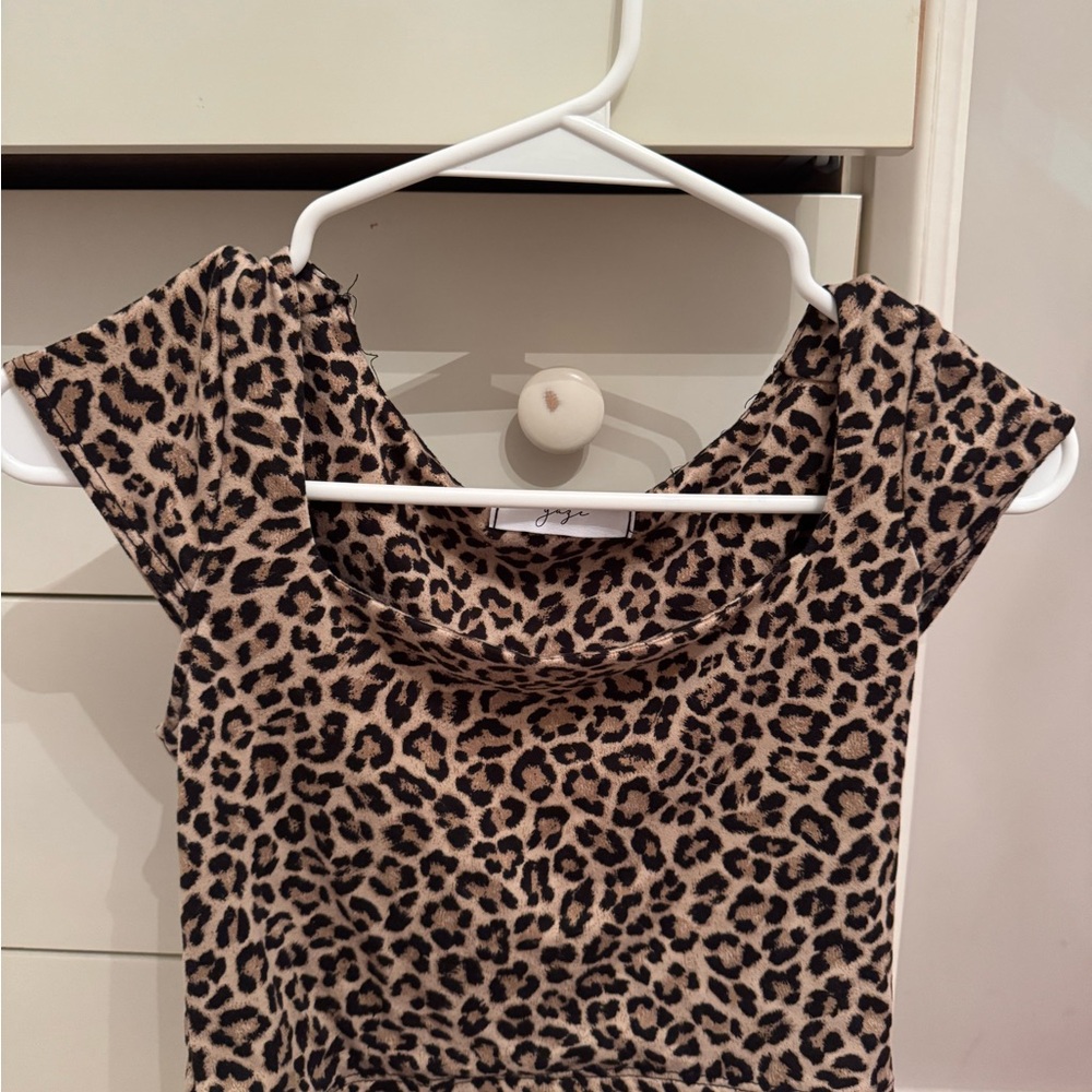 Gaze leopard fitted crop top